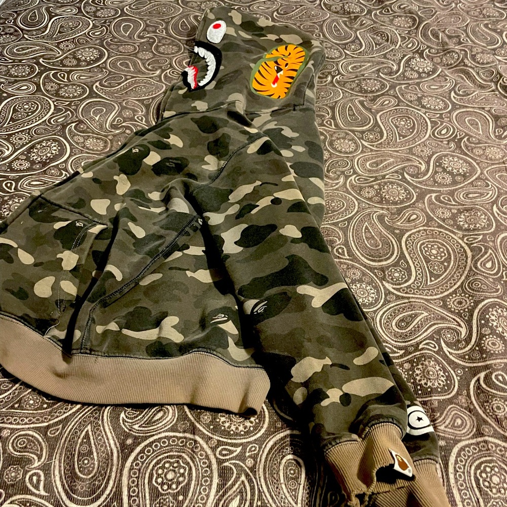 Im selling a bape hoodie 100% real it’s too small for me so I decided to sell it